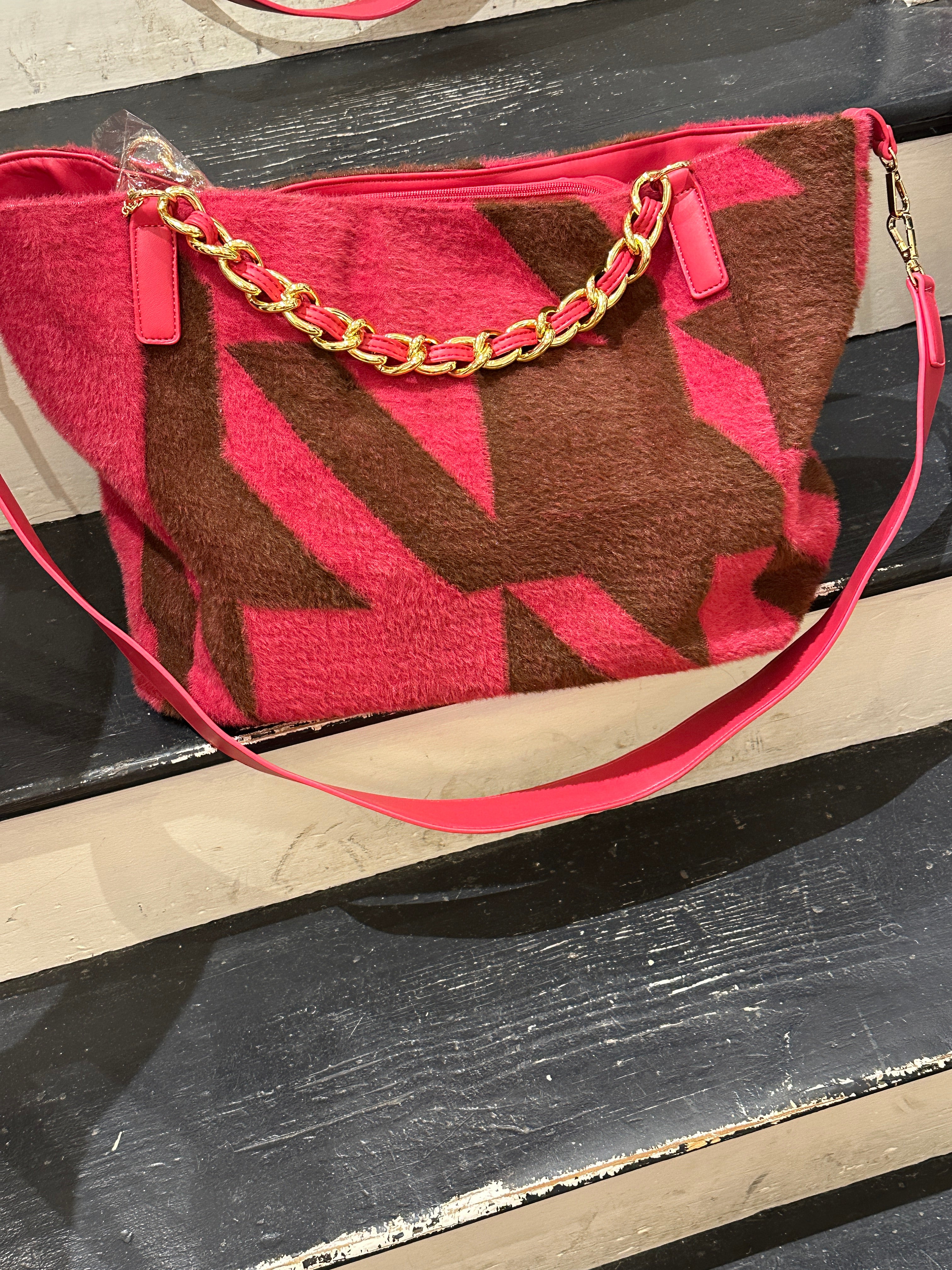 Chain Strap Houndstooth Carryall Bag in Magenta