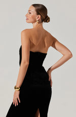 Load image into Gallery viewer, Arista Sweetheart Velvet Midi Dress in Black
