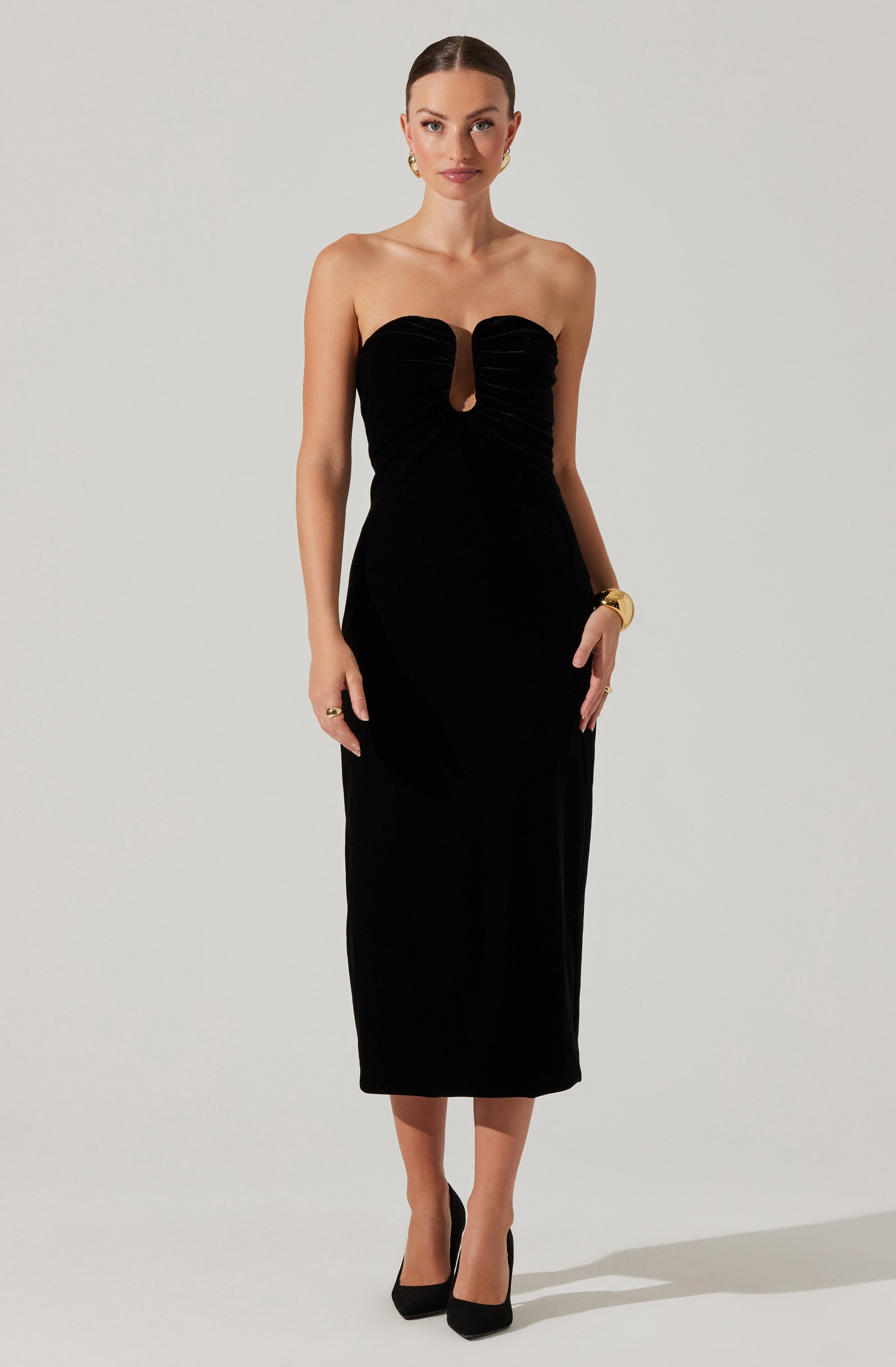Arista Sweetheart Velvet Midi Dress in Black