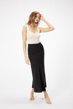 Load image into Gallery viewer, Beni Linen Skirt in Black
