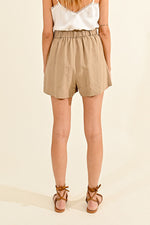 Load image into Gallery viewer, Trouser Short in Light Khaki

