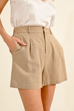Load image into Gallery viewer, Trouser Short in Light Khaki
