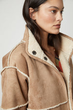 Load image into Gallery viewer, Kelly Short Lux Sherpa Reversible Jacket in Sand
